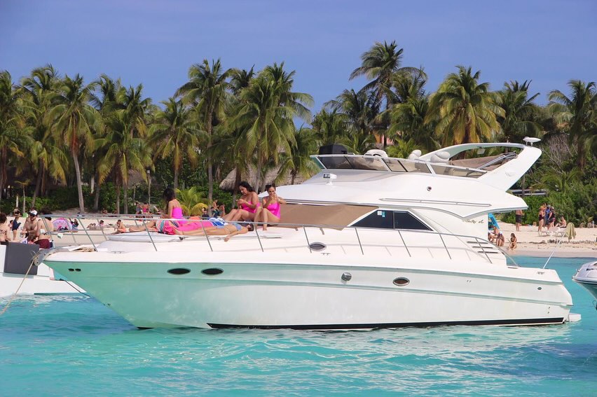 University 46 ft luxury yacht rental in Cancun - accommodates 15 guests